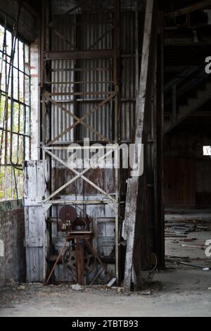 Magazzino industriale abbandonato con macchinari arrugginiti a Varsavia, Indiana Foto Stock