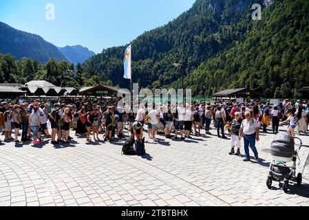 Germania, Baviera, alta Baviera, Berchtesgaden, Schönau am Königssee, Königssee, attracco barche, vendita biglietti, molti turisti, coda Foto Stock