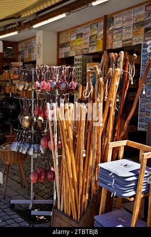 Germania, Baviera, alta Baviera, Berchtesgaden, Schönau am Königssee, negozio di souvenir, bastoncini da trekking, campanacci, all'aperto Foto Stock