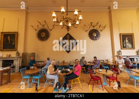 England, West Sussex, Petworth, Petworth House, The Servants Quarters, sala da pranzo, ospiti Foto Stock