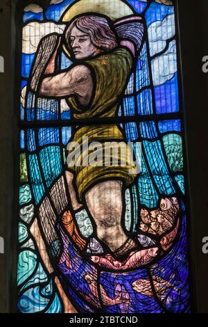 Inghilterra, East Sussex, Alfriston, Alfriston Village, St Andrew's Church, vetrata raffigurante San Pietro il Pescatore Foto Stock