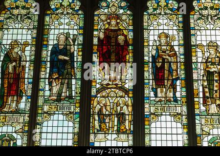 Inghilterra, East Sussex, Alfriston, Alfriston Village, St Andrew's Church, vetrata raffigurante Sant'Andrea e Cristo e San Wilfredo Foto Stock