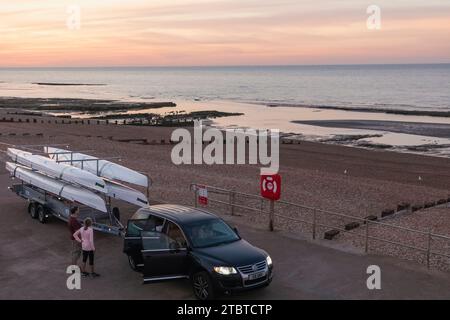 Inghilterra, East Sussex, Bexhill-on-Sea, spiaggia di prima mattina di fronte al Bexhill Rowing Club Foto Stock