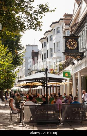 Inghilterra, Kent, Tunbridge Wells, The Pantiles, ristoranti e caffetterie Foto Stock