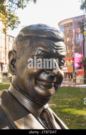 Inghilterra, Londra, Leicester Square, Statua di Rowan Atkinson alias Mr.Bean Foto Stock