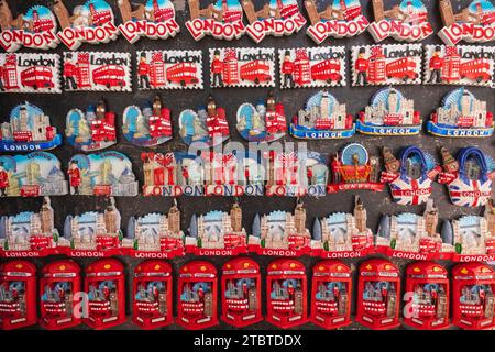 Inghilterra, Londra, Covent Garden, magneti souvenir che raffigurano i monumenti storici di Londra Foto Stock