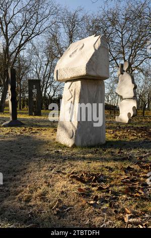 Sculture marmoree , esposizione all'aperto presso la tenuta di campagna di Giovanni Borgarello. Giovanni Borgarello nato a cambiano - Torino nel 1950, si è laureato al Liceo Artistico e all'Accademia Albertina di Belle Arti di Torino. Vive nel suo studio museale via De Gasperi, 37 - 10020 cambiano (to) tra i maestosi monumenti e marmi di Carrara e il profumo di legni esotici trasformati in oggetti artistici unici e originali . Era uno studente di Sandro Cherchi. Foto Stock