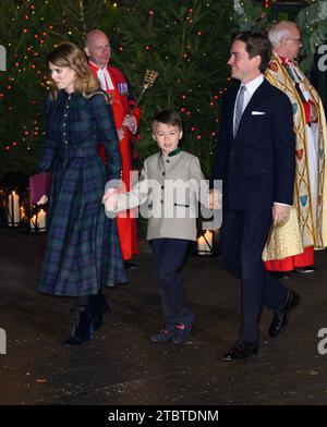 Londra, Regno Unito. 8 dicembre 2023. Principessa Beatrice, Edoardo Mapelli mozzi e Christopher Woolf Mapelli mozzi frequentano il Together at Christmas Carol Service, Abbazia di Westminster, Londra. Credito: Doug Peters/EMPICS/Alamy Live News Foto Stock