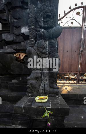 Tempio indù al mattino, splendida alba in un luogo religioso sull'isola di Bali, Indonesia Foto Stock