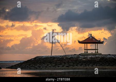Alba sulla spiaggia di sabbia, paesaggio girato con vista del mare e della spiaggia, onde luminose e splendida atmosfera mattutina, Sanur, Bali, Indonesia Foto Stock