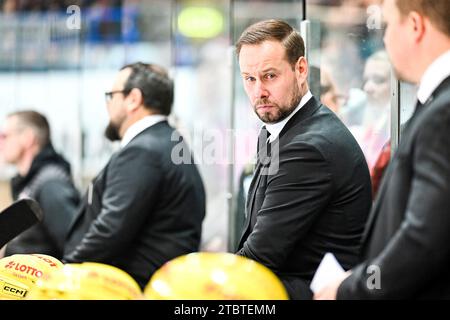 Iserlohn, Deutschland. 8 dicembre 2023. Matti Tiilikainen (Cheftrainer, Headcoach, Loewen Frankfurt) GER, Iserlohn Roosters vs. Loewen Frankfurt, Eishockey, Penny-DEL, 25. Spieltag, Spielzeit 2023/2024, 08.12.2023, foto: Jonas Brockmann/Eibner-Pressefoto credito: dpa/Alamy Live News Foto Stock