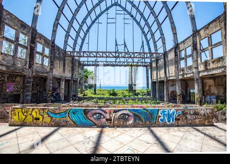 Graffiti sul terreno del Taman Festival Bali, Padang Galak, un luogo perduto a Bali, Indonesia, un ex parco acquatico e di divertimenti in fase di recupero Foto Stock