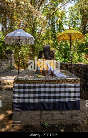 Un tempio abbandonato e sito a Bali, Indonesia, un ex parco acquatico e di divertimenti che viene bonificato dalla natura. Pura Melanting Jambe Pule Padang Foto Stock