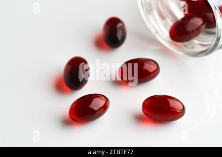 Pillole di olio di krill su sfondo bianco Foto Stock
