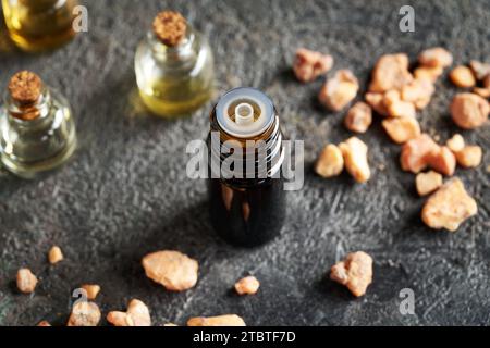 Olio essenziale di benzoina Styrax in flacone contagocce scuro Foto Stock