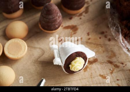 Alveari volanti o nidi di vespa, biscotti di Natale cechi senza cottura, con crema di eggnog Foto Stock