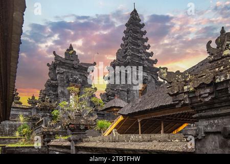 Il Tempio di Besakih sul vulcano Agung, il tempio più sacro e importante della fede indù a Bali, è anche conosciuto come il Tempio madre, un grande edificio storico con molta storia Foto Stock