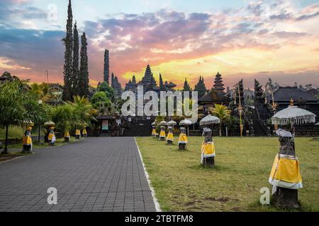 Il Tempio di Besakih sul vulcano Agung, il tempio più sacro e importante della fede indù a Bali, è anche conosciuto come il Tempio madre, un grande edificio storico con molta storia Foto Stock