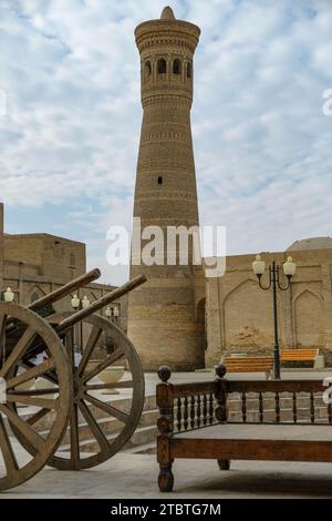 Bukhara, Uzbekistan - 8 dicembre 2023: Vista del minareto del Khoja Gaukushan Ensemble nel centro di Bukhara in Uzbekistan. Foto Stock