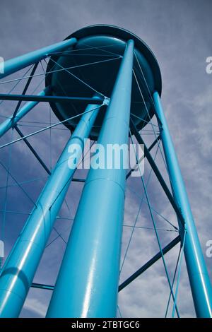 Vista ad angolo ridotto della Blue Water Tower contro il cielo nuvoloso ad Allegan, Michigan Foto Stock