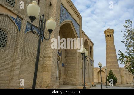 Bukhara, Uzbekistan - 8 dicembre 2023: Vista del minareto del Khoja Gaukushan Ensemble nel centro di Bukhara in Uzbekistan. Foto Stock