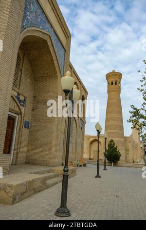 Bukhara, Uzbekistan - 8 dicembre 2023: Vista del minareto del Khoja Gaukushan Ensemble nel centro di Bukhara in Uzbekistan. Foto Stock