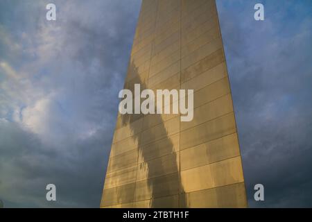 Prospettiva verso l'alto della struttura metallica riflettente in St. Louis Foto Stock