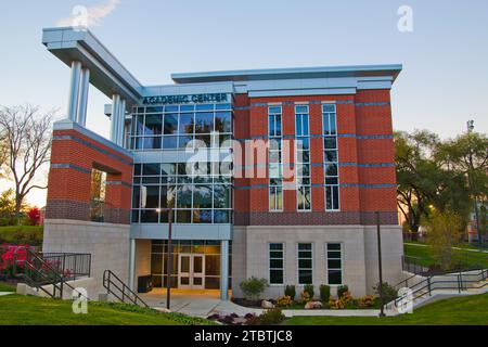 Golden Hour all'Indiana Tech: Centro accademico moderno immerso in un paesaggio lussureggiante Foto Stock