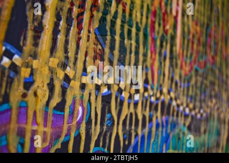 Vivace grafica astratta con strisce colorate e dettagli testurizzati Foto Stock