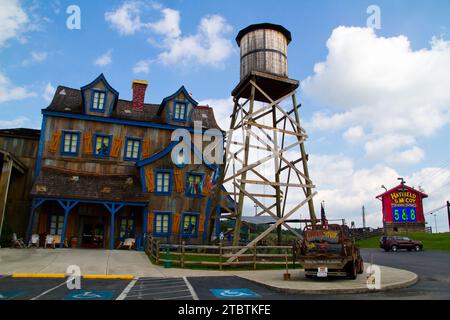 Eccentrico luogo a tema rustico con camion d'epoca e Water Tower a Pigeon Forge Foto Stock