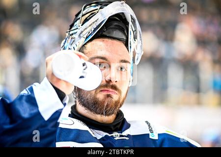 Iserlohn, Deutschland. 8 dicembre 2023. Kevin Reich (Iserlohn Roosters, n. 35) GER, Iserlohn Roosters vs. Loewen Frankfurt, Eishockey, Penny-DEL, 25. Spieltag, Spielzeit 2023/2024, 08.12.2023, foto: Jonas Brockmann/Eibner-Pressefoto credito: dpa/Alamy Live News Foto Stock