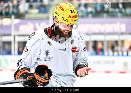 Iserlohn, Deutschland. 8 dicembre 2023. Verletzung Ben Blood (Loewen Frankfurt, #24) GER, Iserlohn Roosters vs. Loewen Frankfurt, Eishockey, Penny-DEL, 25. Spieltag, Spielzeit 2023/2024, 08.12.2023, foto: Jonas Brockmann/Eibner-Pressefoto credito: dpa/Alamy Live News Foto Stock