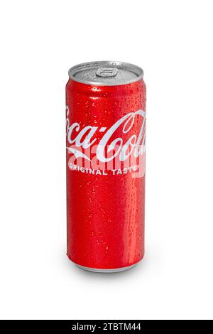 Chisinau, Moldova 4 dicembre 2023: Lattina di alluminio di Coca-Cola con gocce d'acqua isolate su sfondo bianco. La Coca-Cola è una delle star preferite al mondo Foto Stock