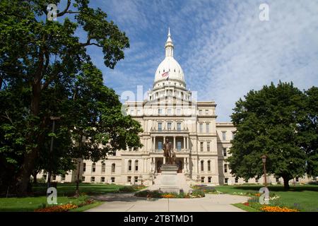 Vista diurna dell'edificio governativo classico con statua, Lansing Michigan Foto Stock