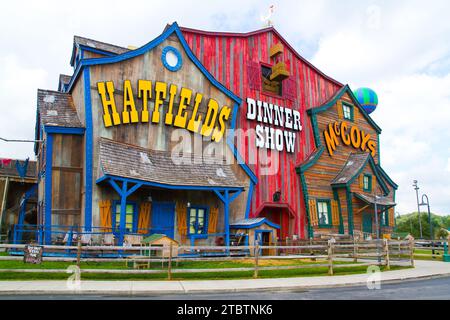 Facciata colorata di Hatfield e del McCoy Dinner Theater a Gatlinburg, Tennessee Foto Stock