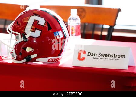 Ithaca, NY, USA. 8 dicembre 2023. Vista generale di un casco e di una scheda con il nome prima dell'inizio di una conferenza stampa per il nuovo capo-allenatore dei Cornell Big Red Dan Swanstrom venerdì 8 dicembre 2023 nella Hall of Fame Room nel campus della Cornell University a Ithaca, New York. Rich Barnes/CSM/Alamy Live News Credit: Cal Sport Media/Alamy Live News Foto Stock