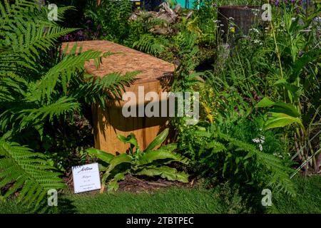 Partecipazione al concorso Elements Urban Terrace Garden (mobili, piante boschive, foglie, fogliame) - RHS Tatton Park Flower Show 2023, Cheshire Inghilterra Regno Unito. Foto Stock