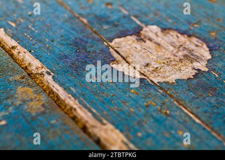 Primo piano di legno blu con vernice per peeling Foto Stock