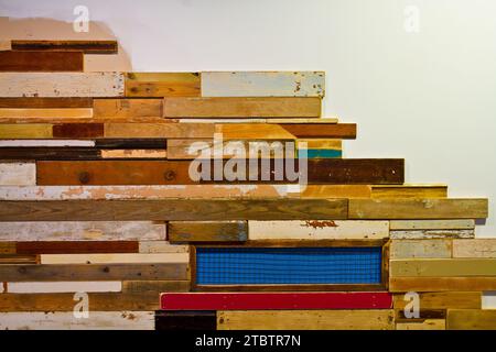 Parete rustica in legno riciclato multicolore in interni moderni Foto Stock