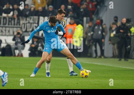 Torino, Piemonte, Italia. 8 dicembre 2023. Khvicha Kvaratskhelia del Napoli Andrea Cambiaso della Juventus durante la partita di serie A Juventus FC - SSC Napoli, stadio Allianz l'8 dicembre 2023 a Torino, Italia. (Immagine di credito: © Ciro De Luca/ZUMA Press Wire) SOLO USO EDITORIALE! Non per USO commerciale! Crediti: ZUMA Press, Inc./Alamy Live News Foto Stock