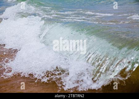 Dynamic Wave Breaking sulla riva del lago Michigan Foto Stock