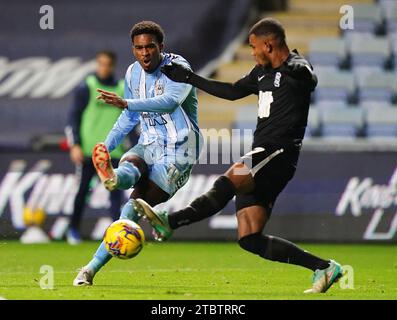 L'Haji Wright di Coventry City (a sinistra) spara in porta, sotto la pressione del Juninho Bacuna di Birmingham City durante la partita per lo Sky Bet Championship alla Coventry Building Society Arena di Coventry. Data immagine: Venerdì 8 dicembre 2023. Foto Stock