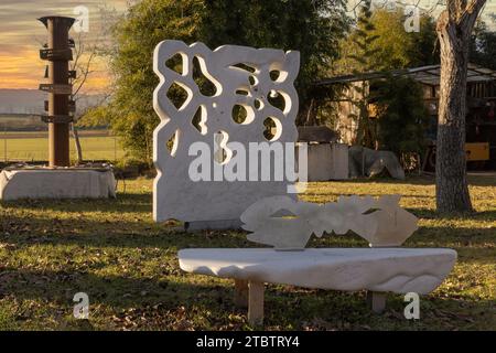 Sculture in marmo, mostra all'aperto presso la tenuta di campagna di John Borgarello. Giovanni Borgarello nato a cambiano - Torino nel 1950, si è laureato al Liceo Artistico e all'Accademia Albertina di Belle Arti di Torino. Vive nel suo studio museale via Marble Sculptures, mostra all'aperto presso la tenuta di campagna di John Borgarello. De Gasperi, 37 - 10020 cambiano (to) tra i maestosi monumenti e marmi di Carrara e il profumo di legni esotici trasformati in oggetti artistici unici e originali . Era uno studente di Sandro Cherchi. Foto Stock