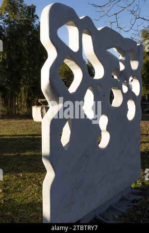 Sculture in marmo, mostra all'aperto presso la tenuta di campagna di John Borgarello. Giovanni Borgarello. Nato a cambiano - Torino nel 1950, si è laureato al Liceo Artistico e all'Accademia Albertina di Belle Arti di Torino. Vive nel suo studio museale via De Gasperi, 37 - 10020 cambiano (to) tra i maestosi monumenti e marmi di Carrara e il profumo di legni esotici trasformati in oggetti artistici unici e originali . Era uno studente di Sandro Cherchi. Foto Stock