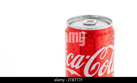 Chisinau, Moldova 4 dicembre 2023: Lattina di alluminio di Coca-Cola con gocce d'acqua isolate su sfondo bianco. Foto Stock