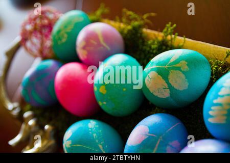 Uova di Pasqua colorate a Moss con stampe botaniche da vicino Foto Stock