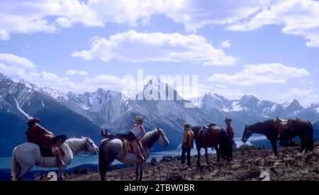 JASPER, AB - LUGLIO 1954: Vista generale come gruppo di donne rider riposano mentre si avventurano attraverso il Jasper Trail a cavallo verso luglio 1954 a Jasper, Alberta, Canada. (Foto di Hy Peskin) Foto Stock