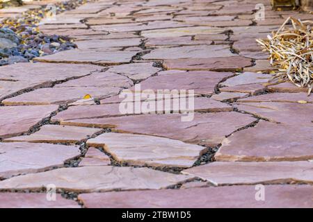 Progetto paesaggistico del cortile con pavimento in pietra e ghiaia installato Foto Stock