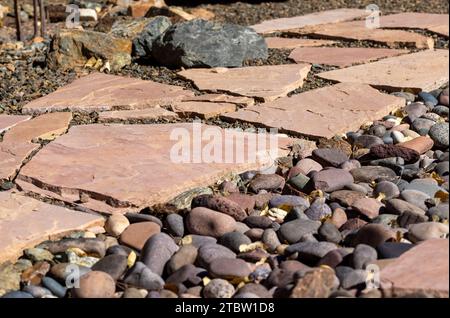 Progetto paesaggistico del cortile con pavimento in pietra e ghiaia installato Foto Stock