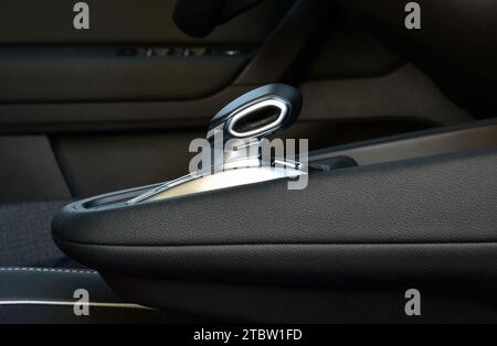 Leva del cambio automatico nell'autovettura Foto Stock